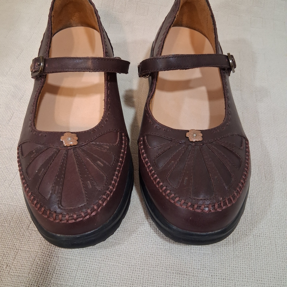 Women’s Mary Jane Leather Flats in Brown with Floral Accent Size 10 XW